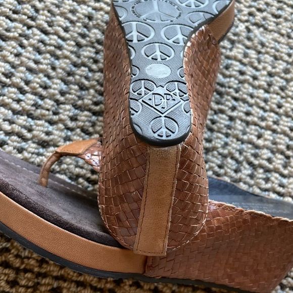 Donald J Pliner Sandals made in the mountains of Italy! - Picture 3 of 7